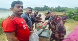 মাটিঙ্গায় বন্যার্তদের মাঝে যামিনীপাড়া ব্যাটালিয়নের খাবার বিতরণ