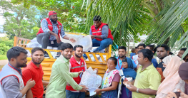 রামগড়ে বন্যায় ক্ষতিগ্রস্তদের ত্রাণ দিলো রেড ক্রিসেন্ট